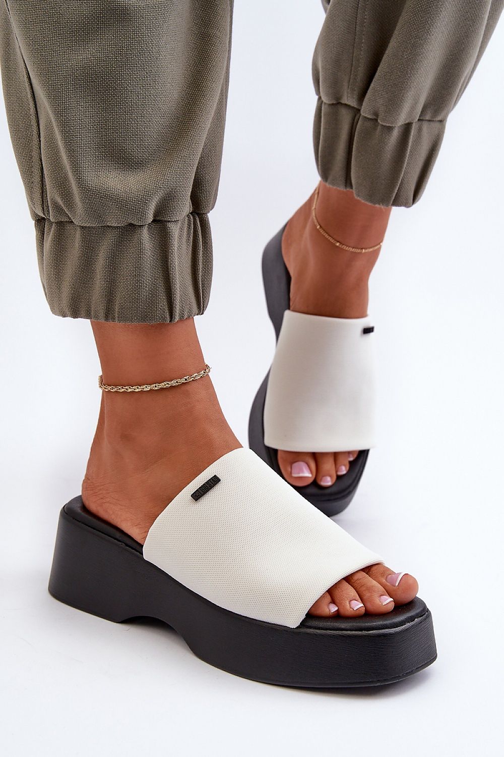 Clacquettes model 195293 Step in style