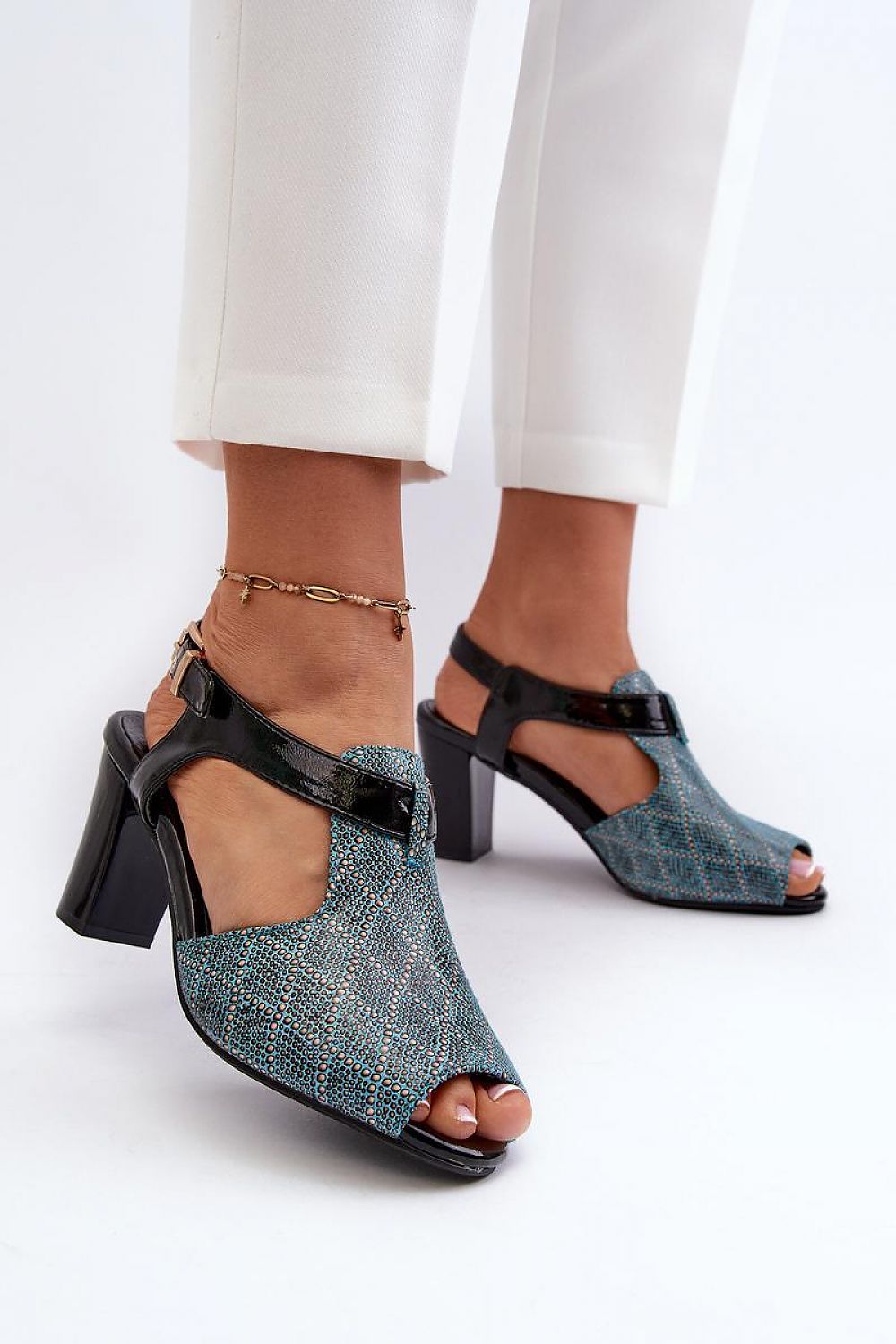 Clacquettes model 196232 Step in style