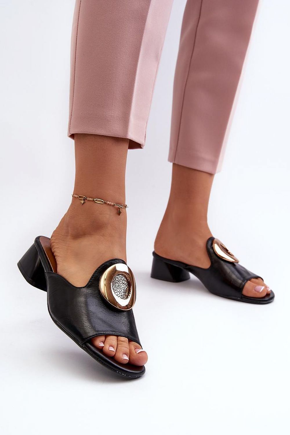 Clacquettes model 196422 Step in style