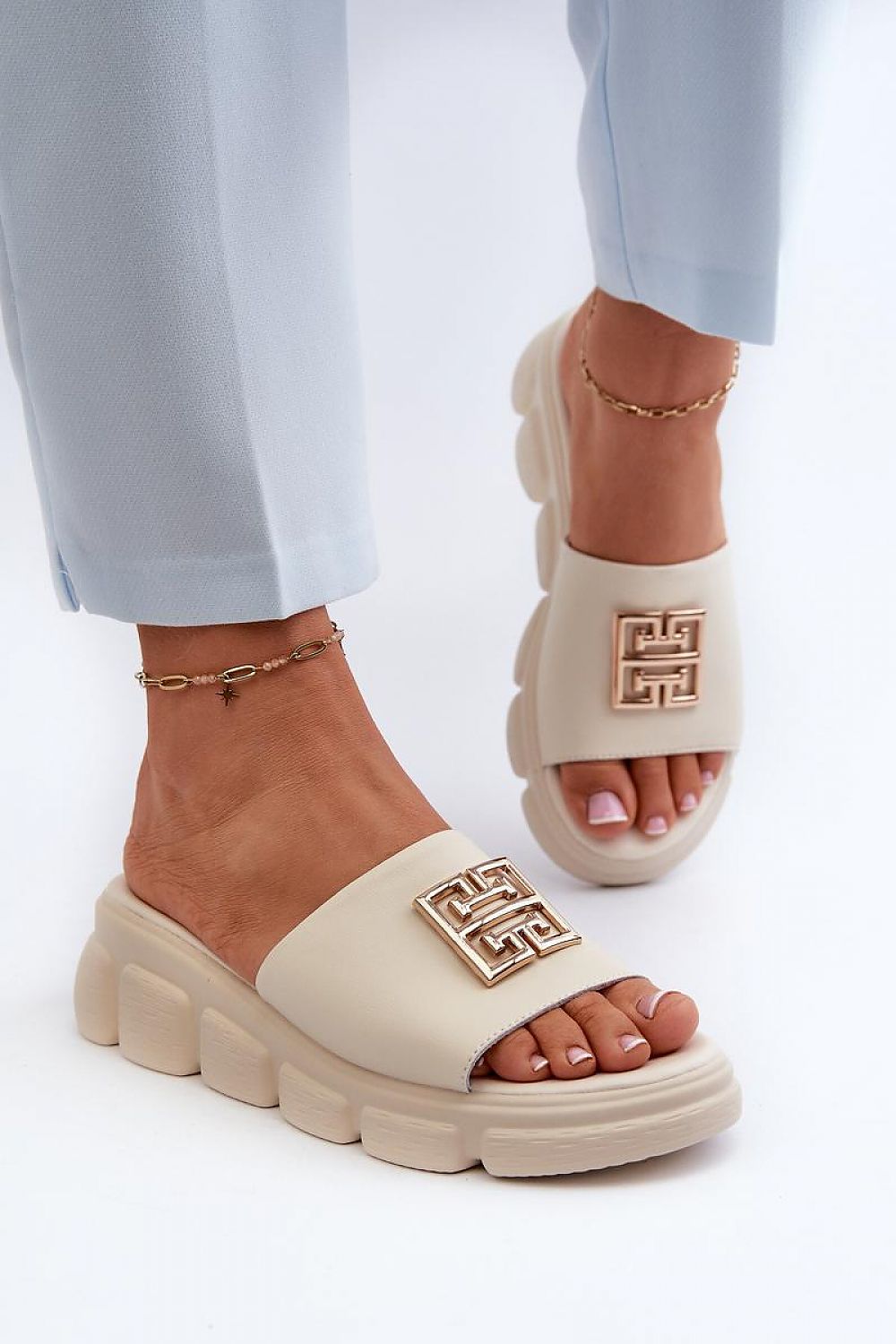 Clacquettes model 196945 Step in style