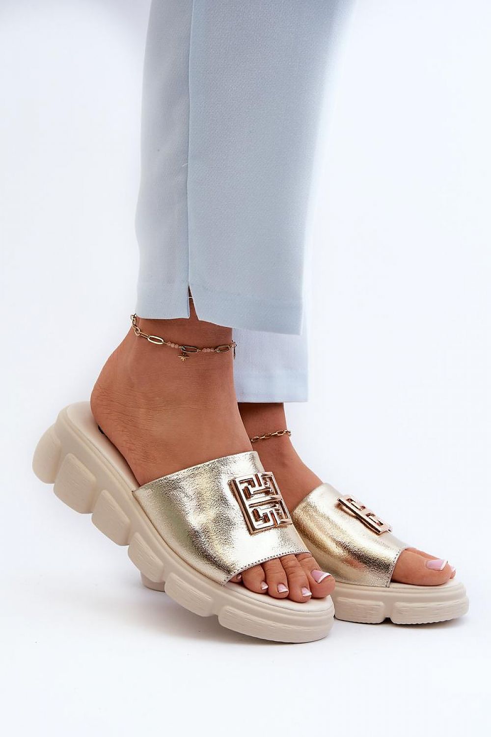 Clacquettes model 196945 Step in style