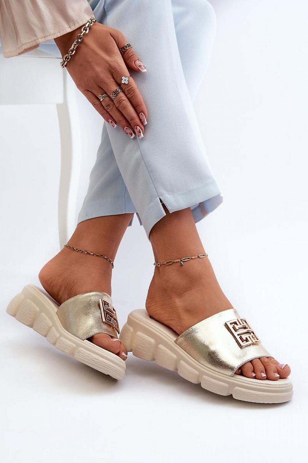 Clacquettes model 196945 Step in style