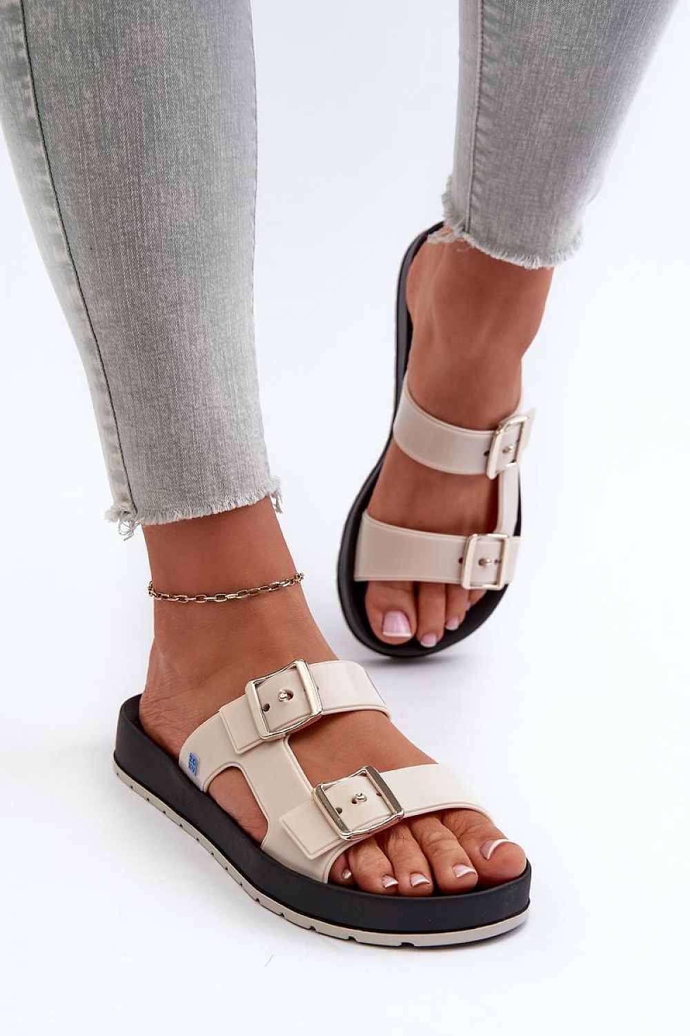 Slides model 197654 Step in style