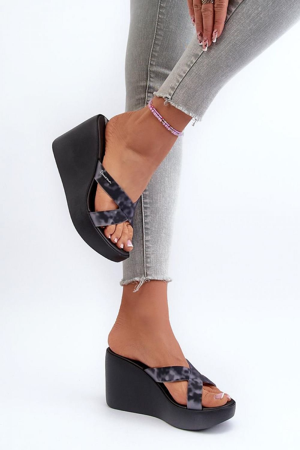 Clacquettes model 197719 Step in style
