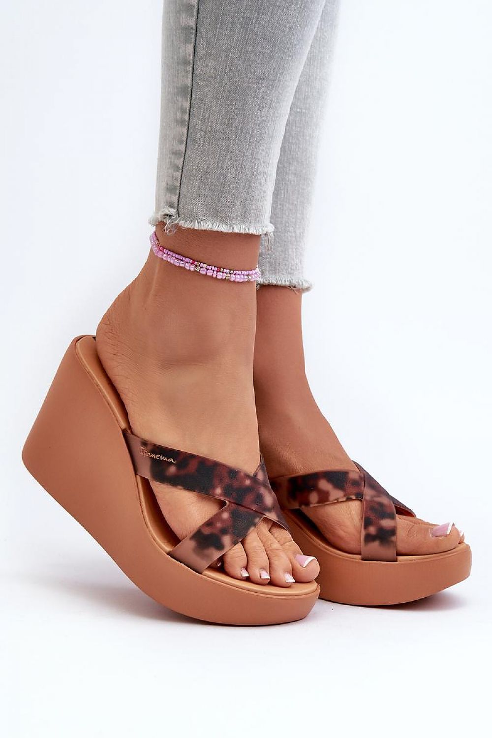Clacquettes model 197719 Step in style