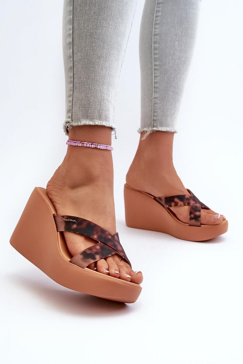Clacquettes model 197719 Step in style