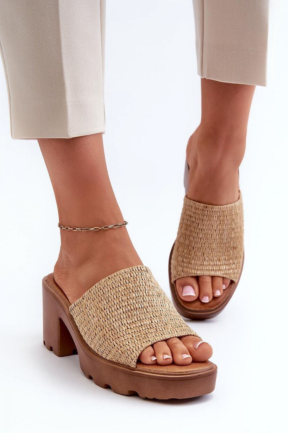 Clacquettes model 197724 Step in style