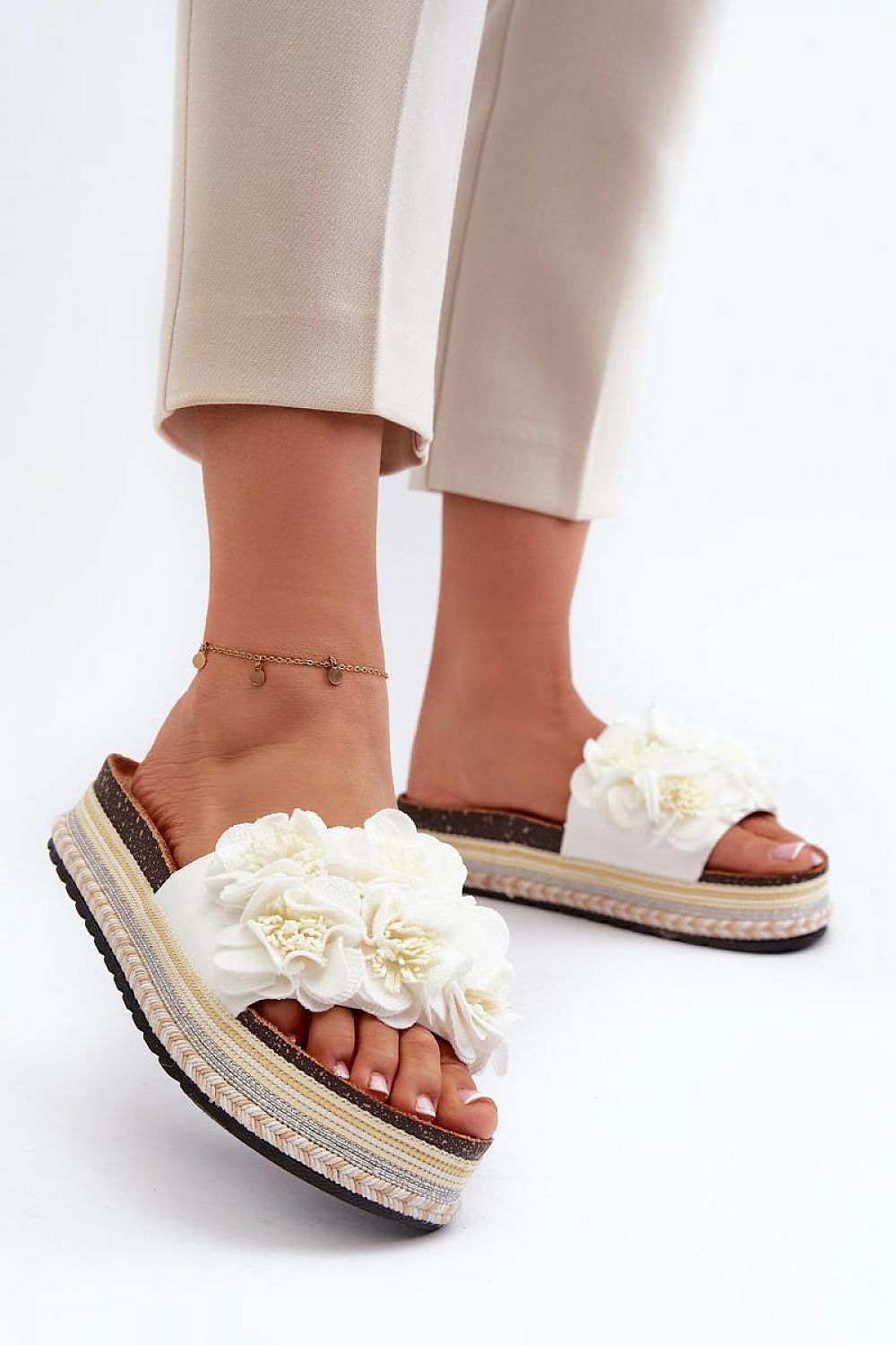 Clacquettes model 198185 Step in style