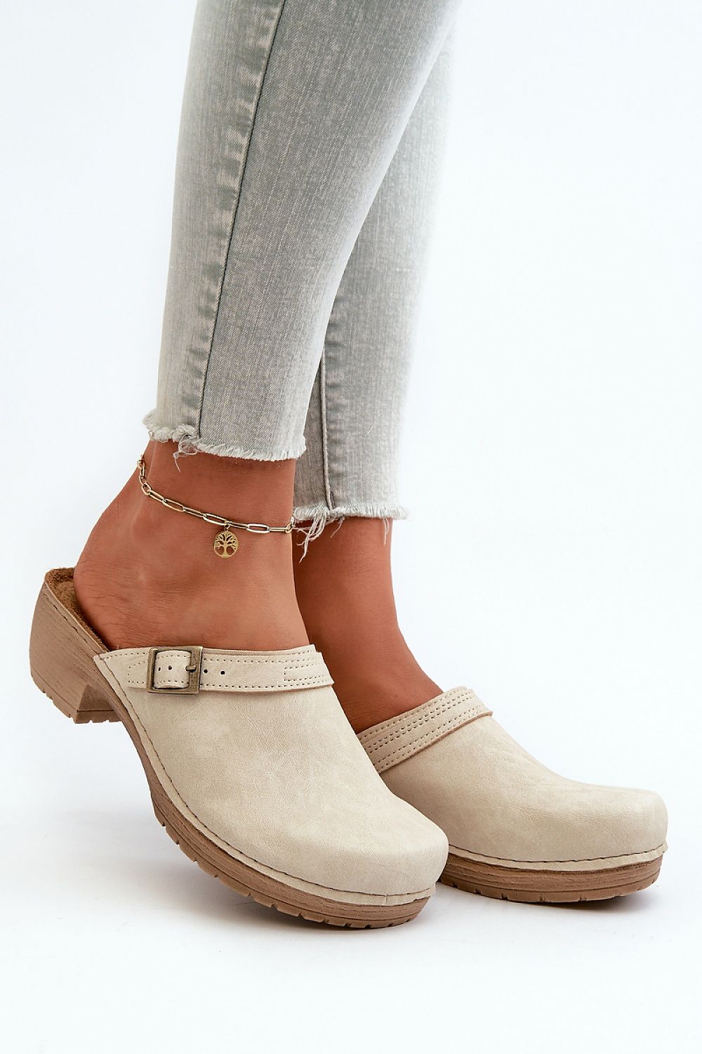 Clacquettes model 198430 Step in style