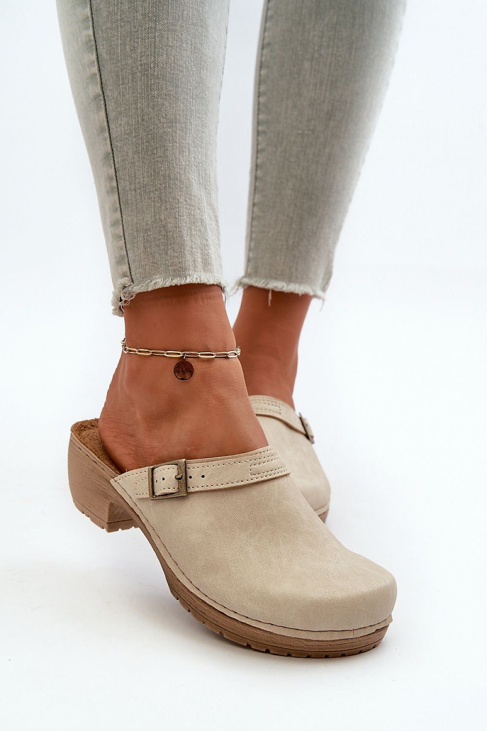 Clacquettes model 198430 Step in style