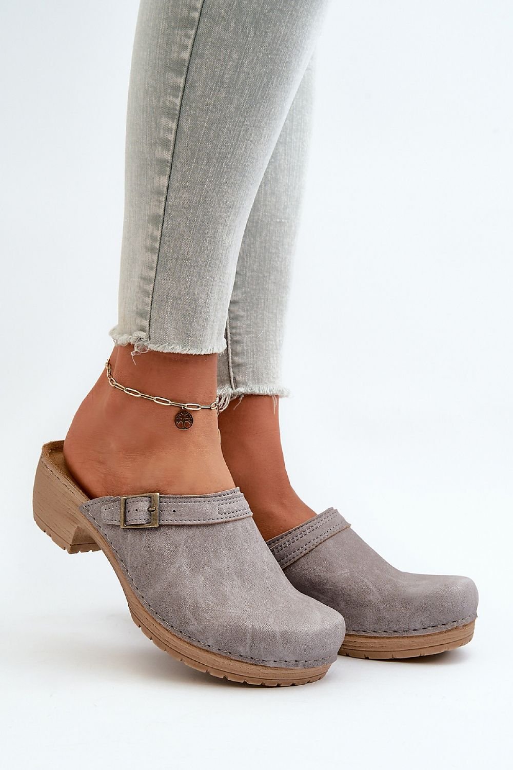Clacquettes model 198430 Step in style
