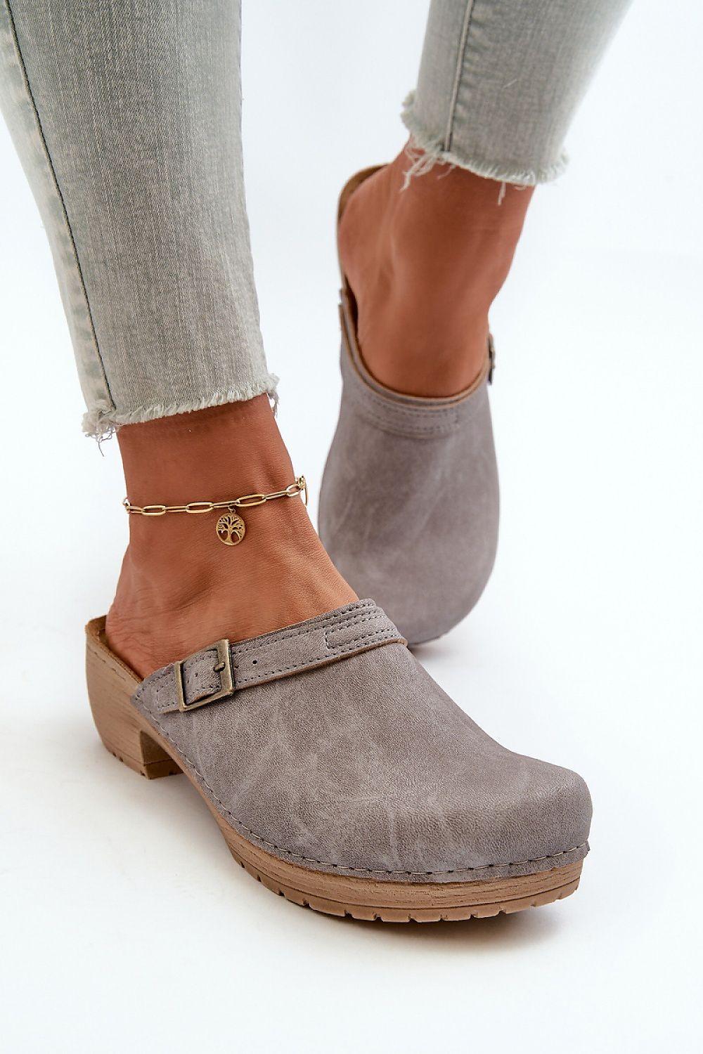 Clacquettes model 198430 Step in style