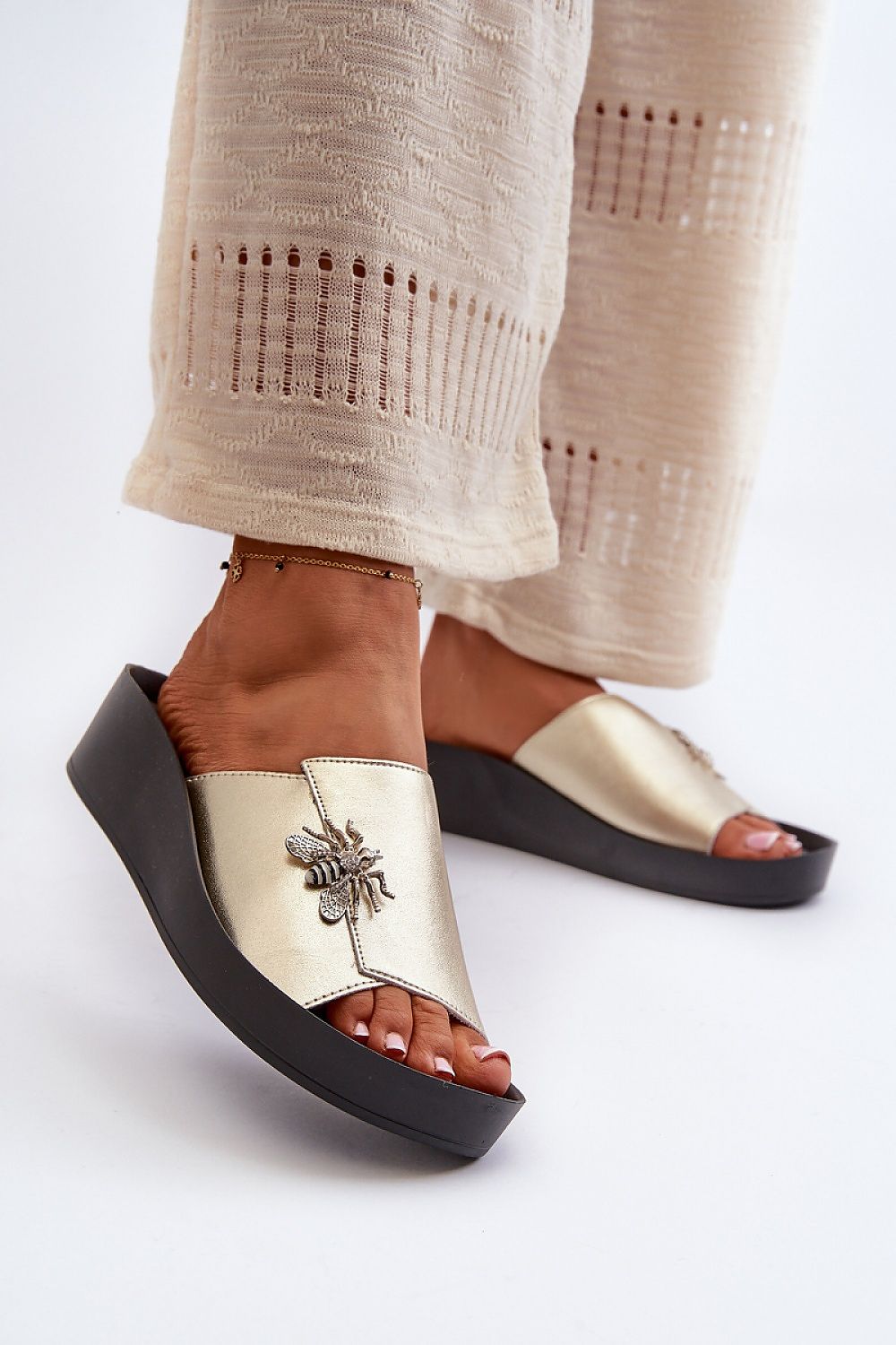 Clacquettes model 198621 Step in style