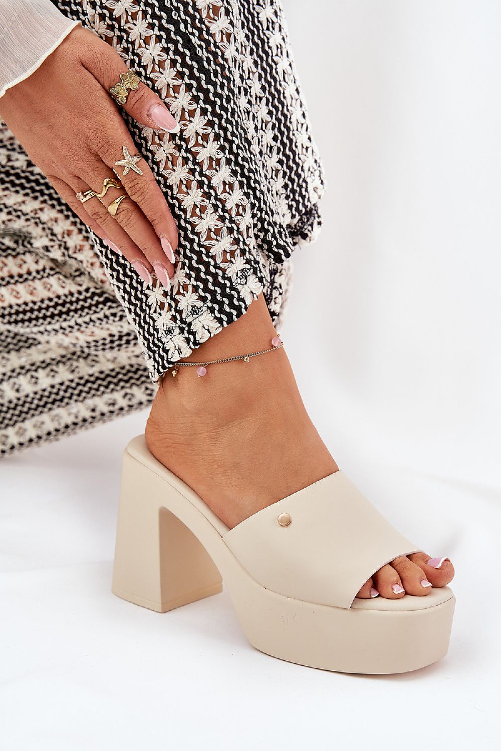 Clacquettes model 209943 Step in style