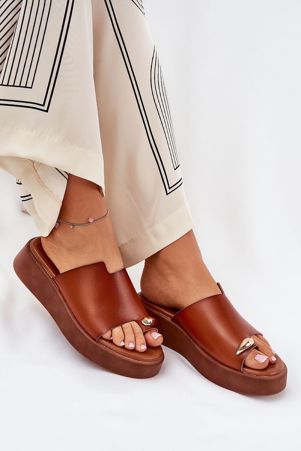 Clacquettes model 209950 Step in style