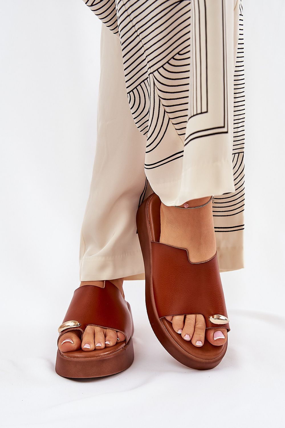 Clacquettes model 209950 Step in style