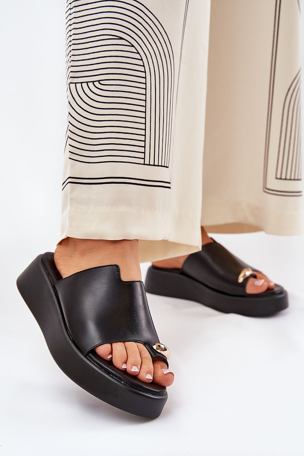 Clacquettes model 209953 Step in style
