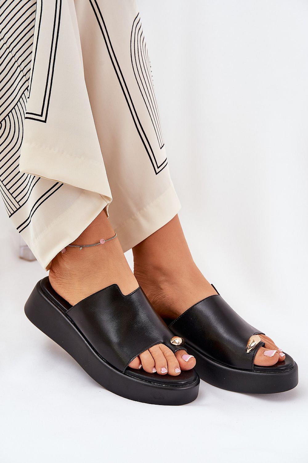Clacquettes model 209953 Step in style