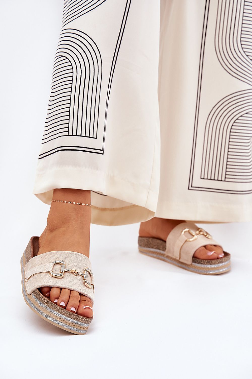 Clacquettes model 210757 Step in style