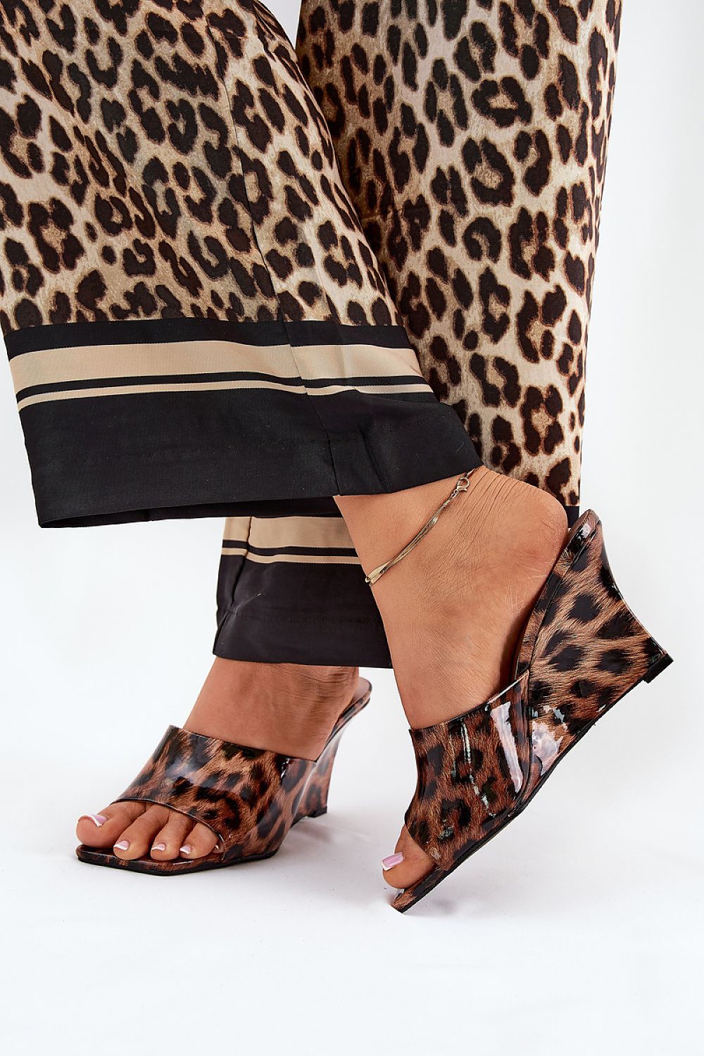 Clacquettes model 210785 Step in style