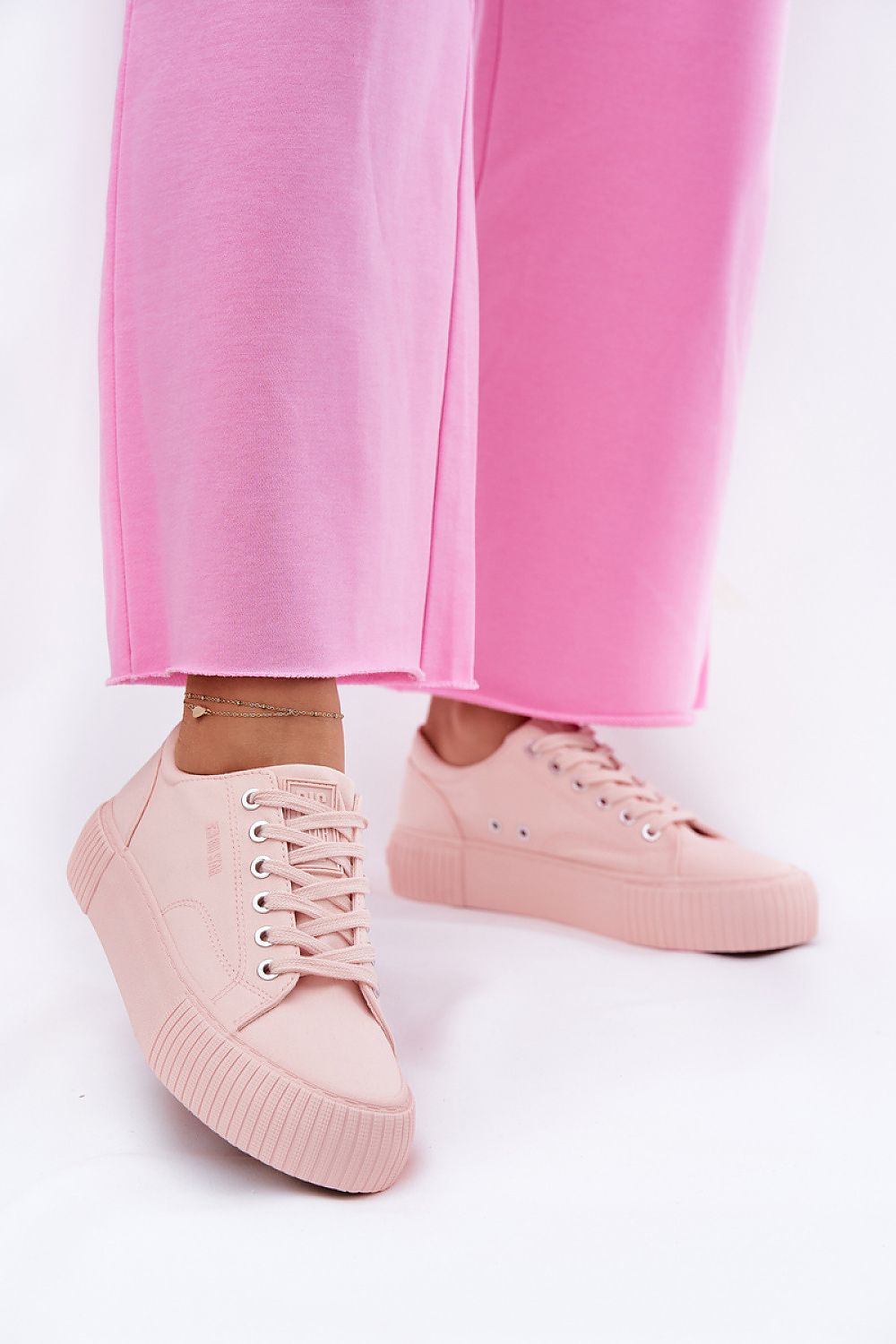 Baskets model 211350 Step in style