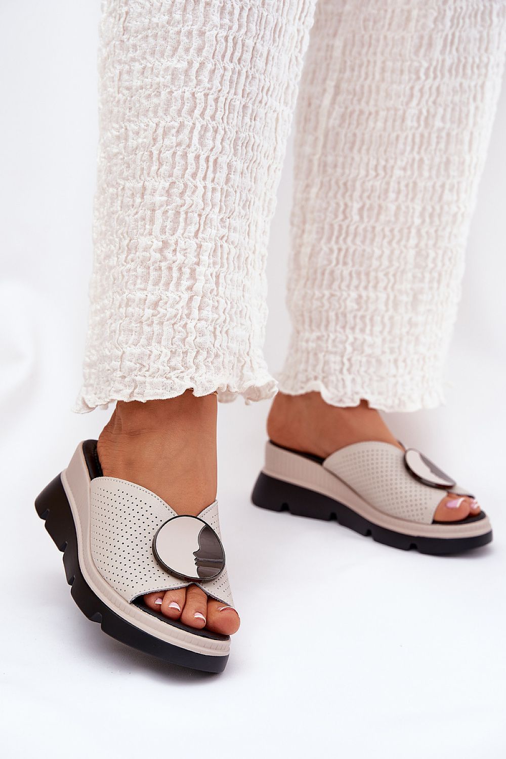 Clacquettes model 211673 Step in style