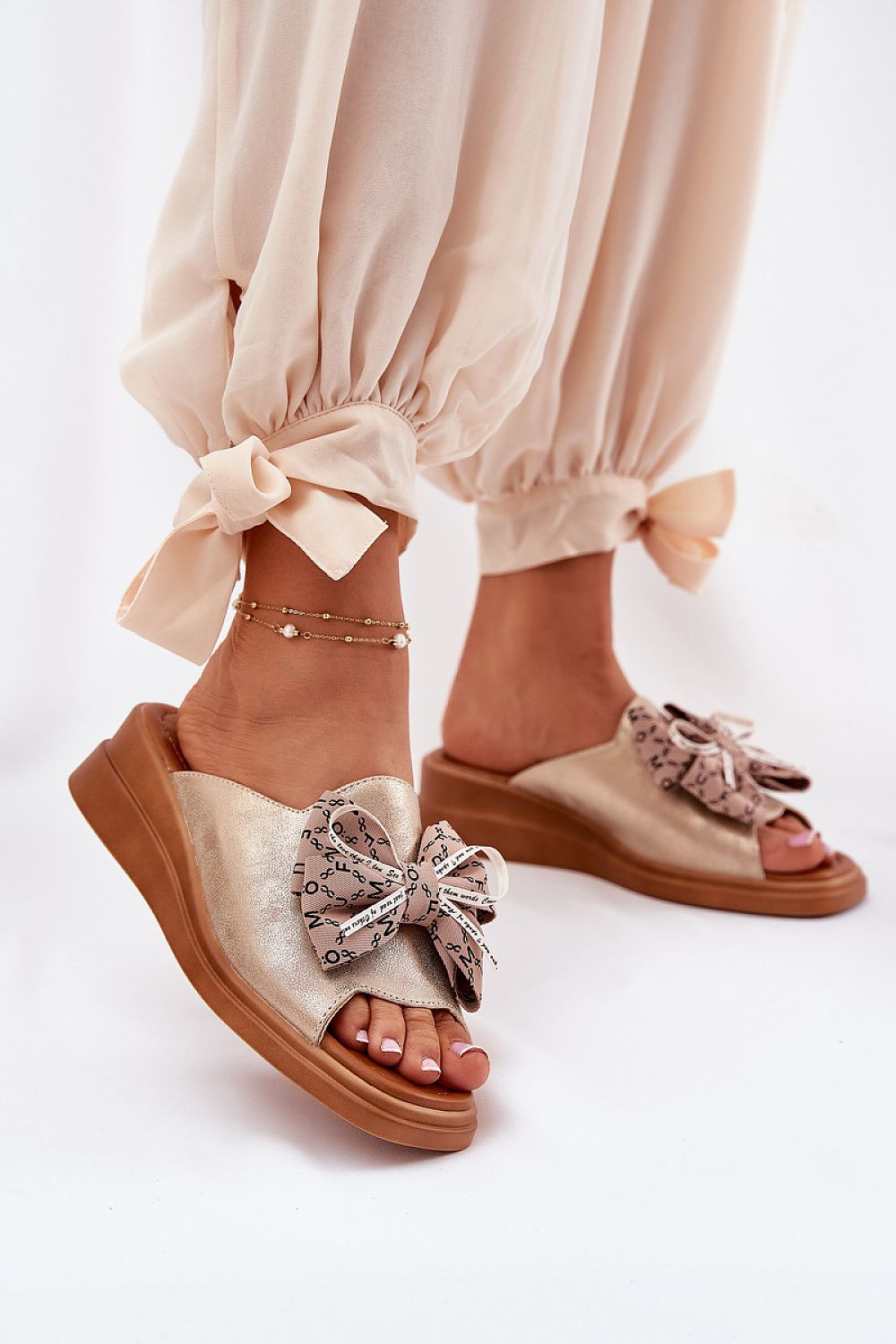 Clacquettes model 211954 Step in style