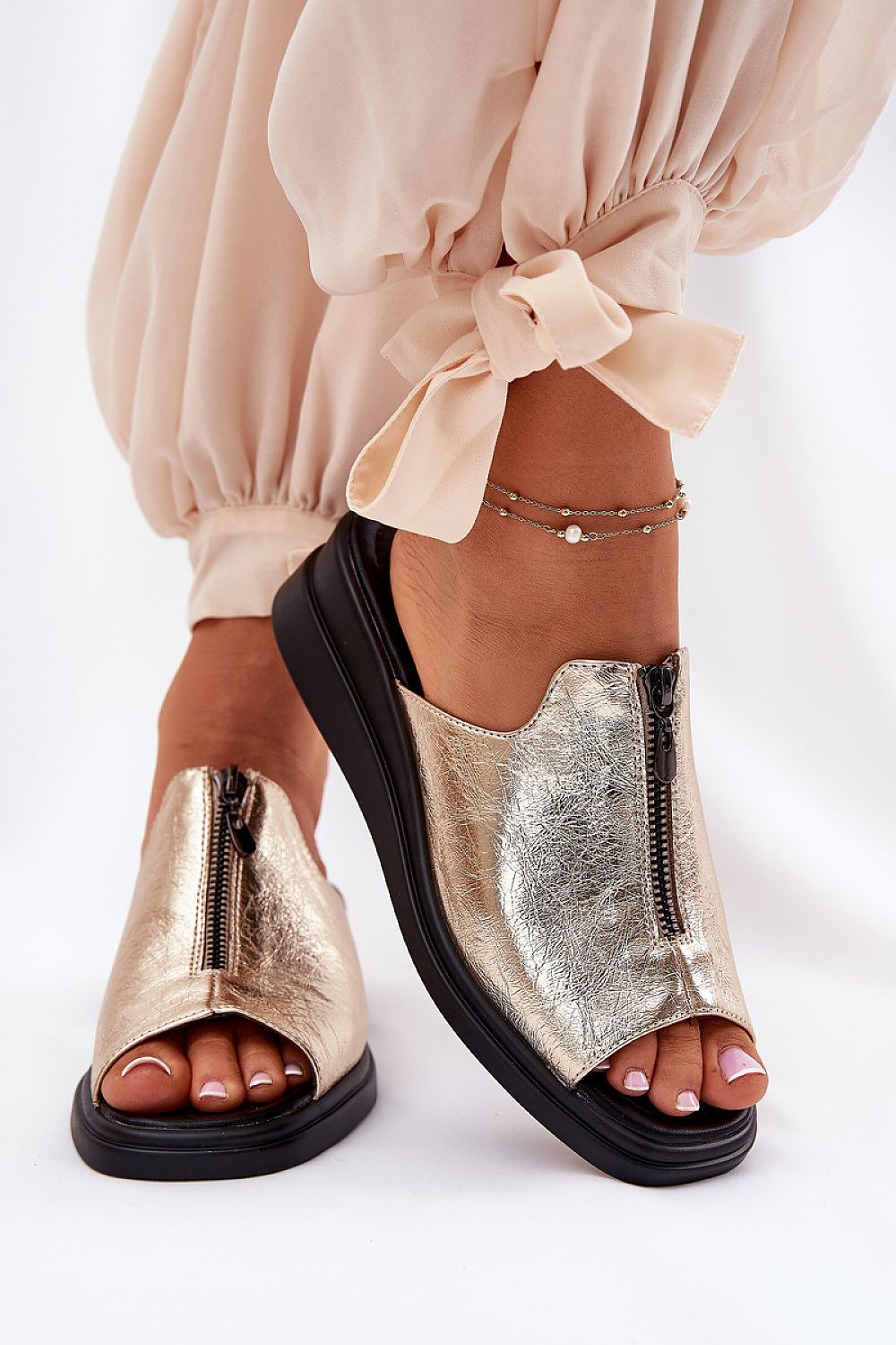 Clacquettes model 211955 Step in style