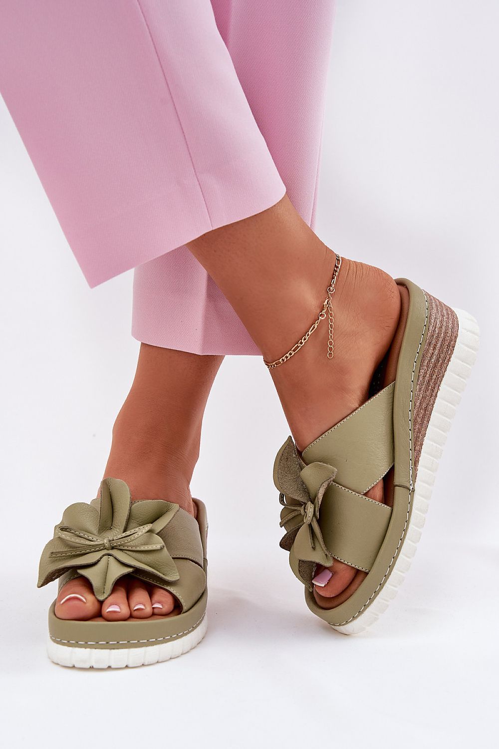 Clacquettes model 212702 Step in style