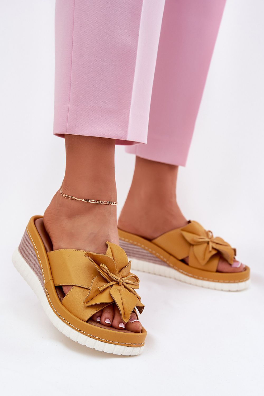 Clacquettes model 212705 Step in style