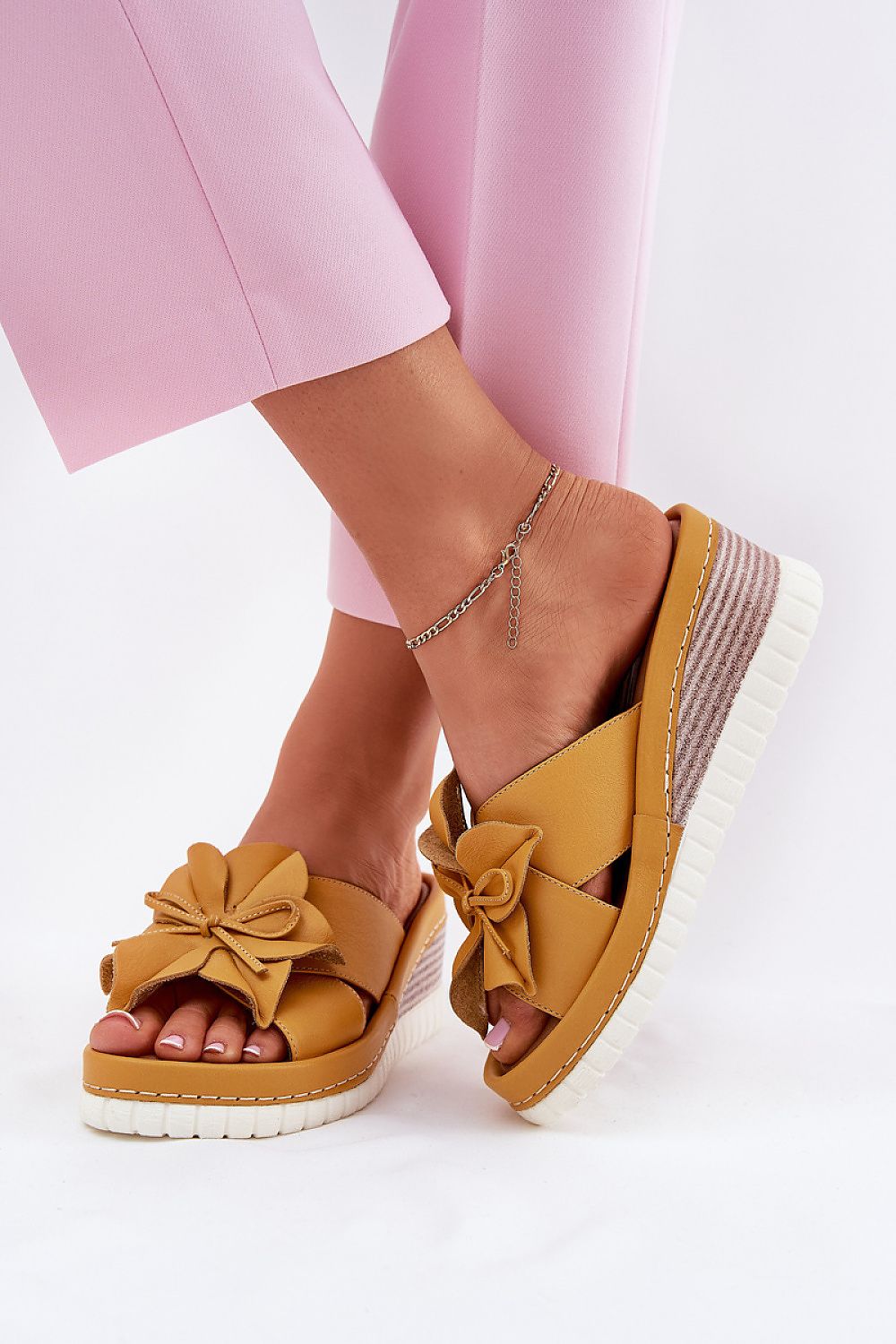 Clacquettes model 212705 Step in style