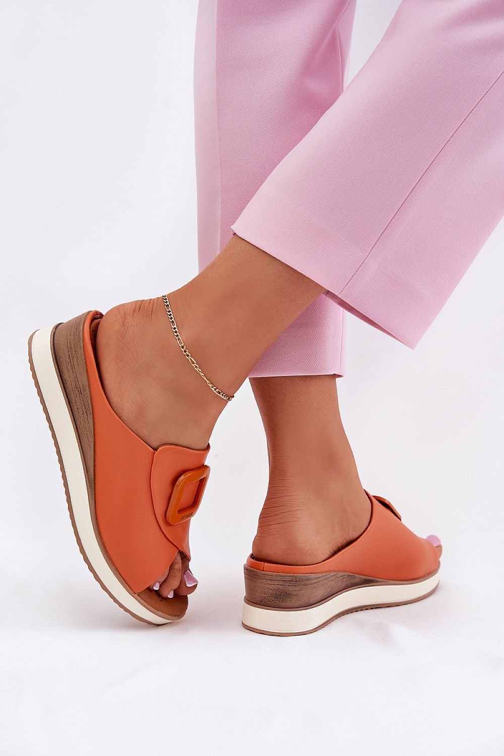 Clacquettes model 212709 Step in style
