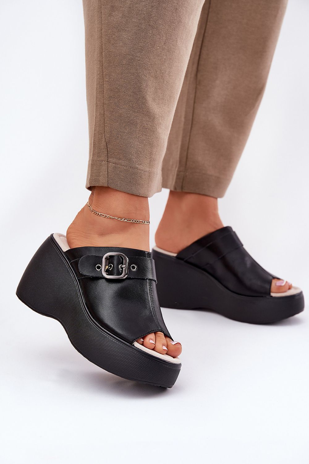 Clacquettes model 213033 Step in style