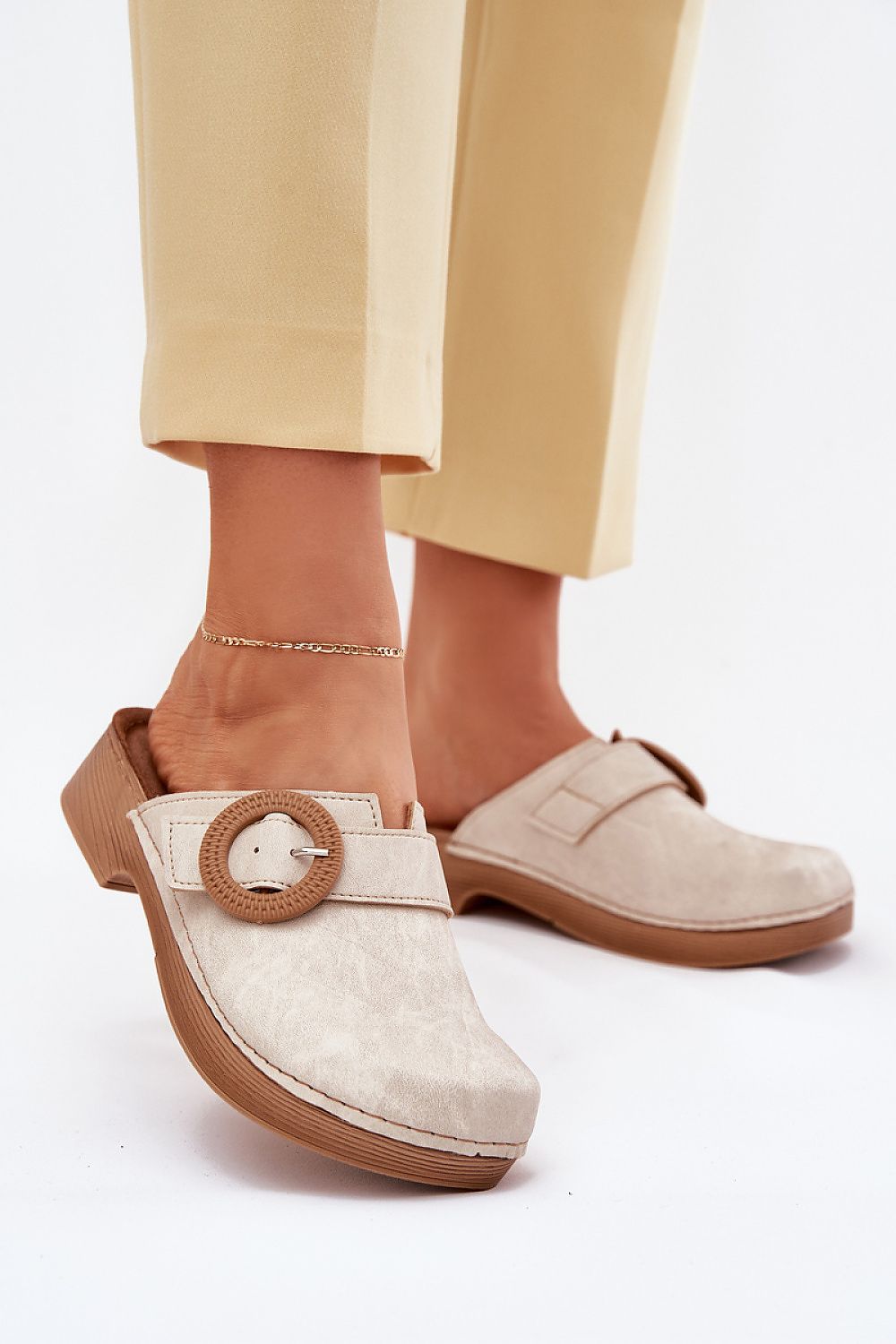 Clacquettes model 214751 Step in style