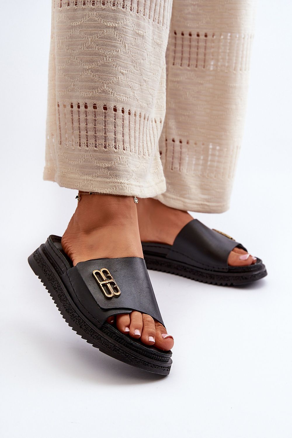 Clacquettes model 198619 Step in style